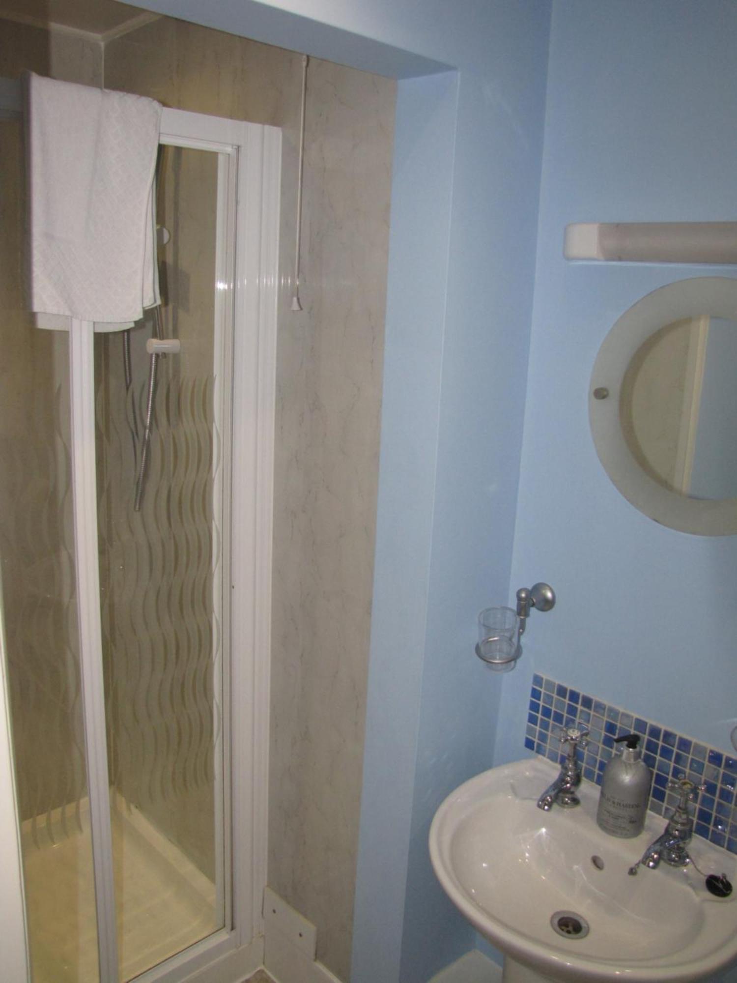 Ashmira Guest House Уеймут Екстериор снимка