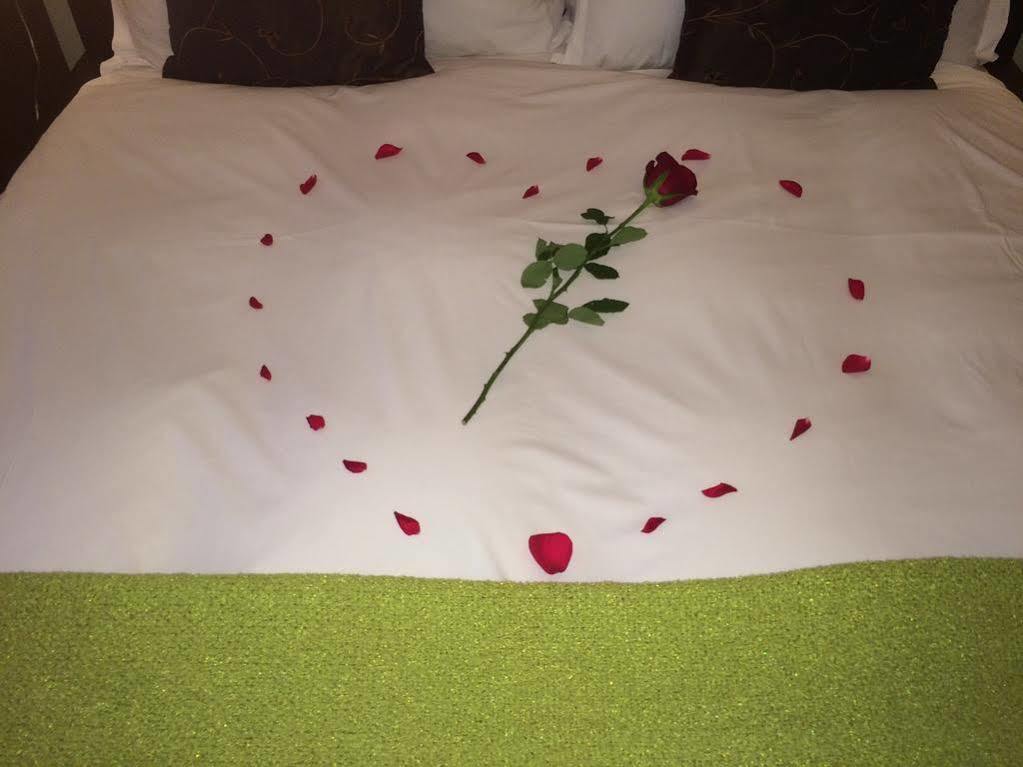 Ashmira Guest House Уеймут Екстериор снимка